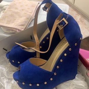 Super cute blue wedges with studs NWT